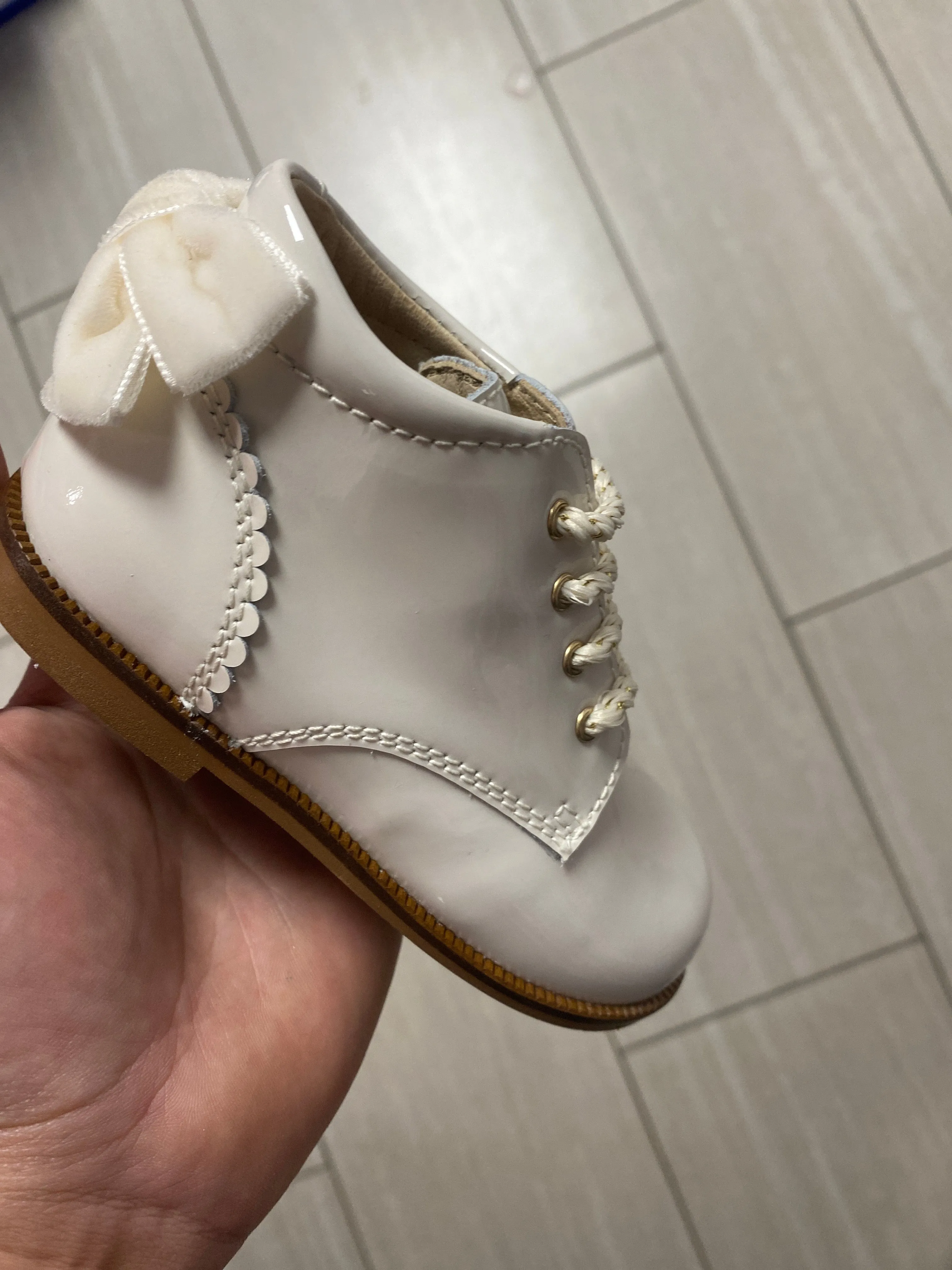 Beberlis Off White Patent Bow Baby Bootie
