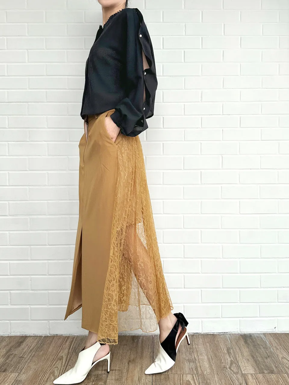 Last Chance! Black Pleated Pearly Buttons Slit Sleeves Cropped Blouse